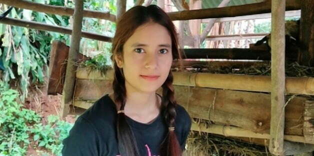 Potret Gadis Desa Keturunan Inggris Tinggal di Rumah Panggung, Hingga Memberi Makan Kambing